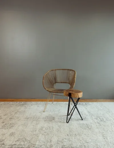 Décor mur gris avec chaise au studio photo à Montréal