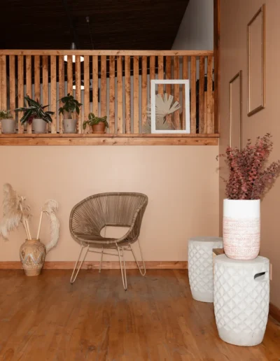Décor mur ocre avec fauteuil au studio photo à Montréal