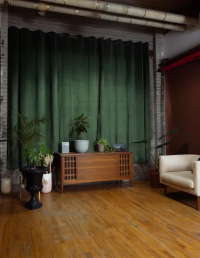 Coin fenêtre avec rideau vert au studio photo à Montréal