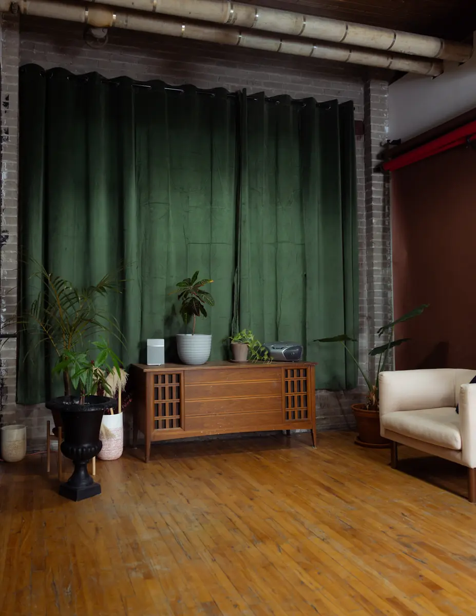 Coin fenêtre avec rideau vert au studio photo à Montréal