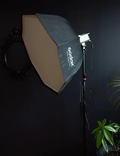 Key light devant le mur noir du Studio Popcorn