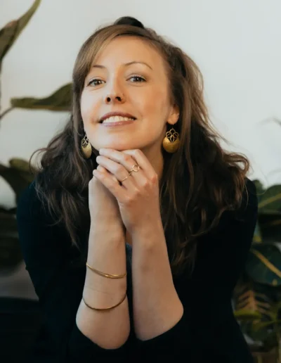 Portrait souriant avec plantes au studio photo à Montréal