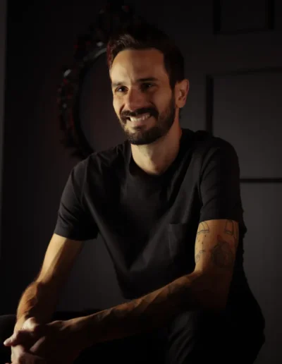 Portrait d’homme sur fond noir au studio à Montréal