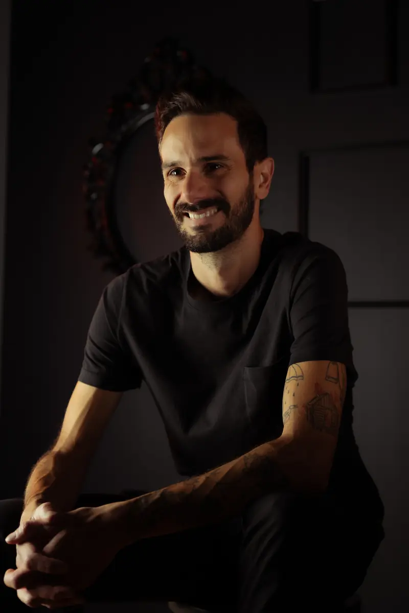 Portrait d’homme sur fond noir au studio à Montréal