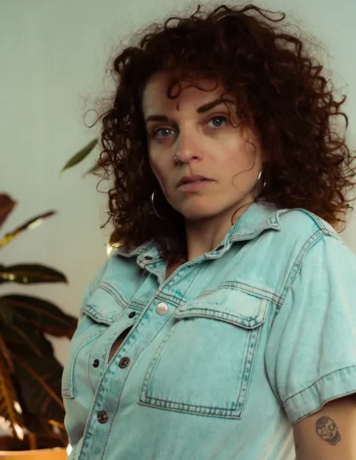 Portrait d'une femme aux cheveux bouclés réalisé au Studio Popcorn à Montréal