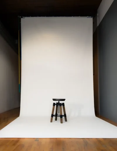 Fond blanc en papier et tabouret dans le studio photo à Montréal