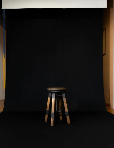 Fond noir en papier et tabouret au studio photo à Montréal