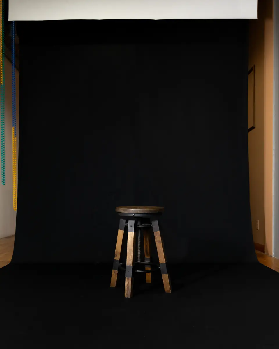 Fond noir en papier et tabouret au studio photo à Montréal