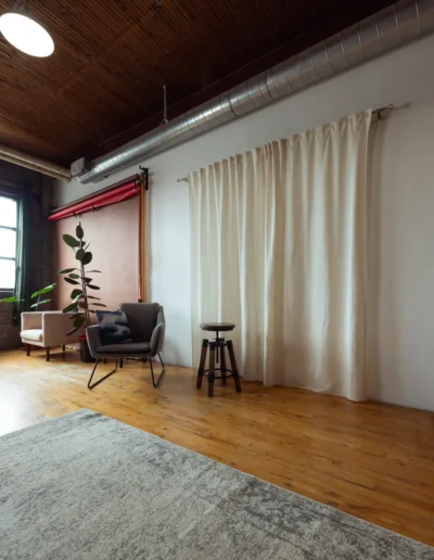 Décor avec rideau blanc et tapis dans le studio photo à Montréal