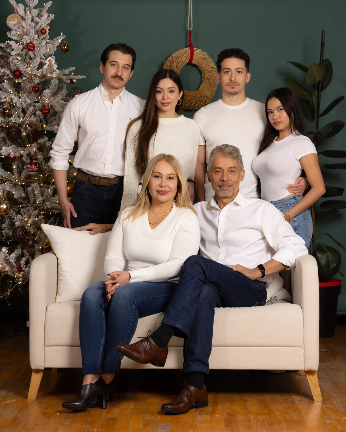Family on the sofa, holiday mini session